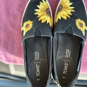 Tom’s sunflower shoes